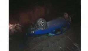 UPDATE. Un minor de 16 ani a ajuns la spital după ce s-a răsturnat cu maşina pe calea ferată, în Cluj. Traficul feroviar a fost oprit