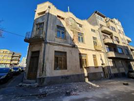 Constanța Pericol pe strada Ecaterina Varga din Zona Peninsulară. Un copil, la un pas să fie lovit de tencuiala unei clădiri (GALERIE FOTO +VIDEO)