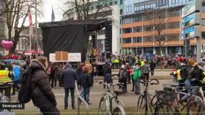 Mii de persoane au protestat în Germania împotriva restricţiilor şi vaccinării obligatorii (VIDEO)
