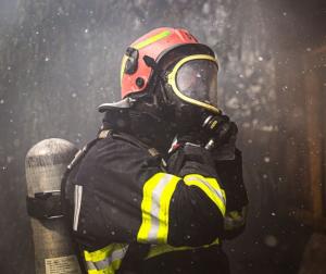 Femeie găsită cu o plagă tăiată la gât de pompierii chemaţi să stingă incendiul izbucnit în locuinţa sa
