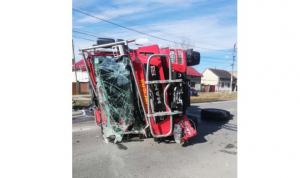 Patru persoane au fost rănite după ce o maşină de pompieri s-a răsturnat şi a acroşat un autoturism, în Caransebeş