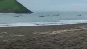 Zece persoane au murit după ce au fost lovite de valuri puternice în timp ce meditau pe o plajă din Indonezia (VIDEO)