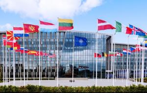 NATO a anunţat că şi-a retras personalul de la Kiev