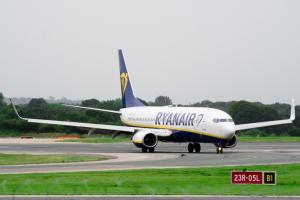O aeronavă a companiei Ryanair care venea de la Milano la Otopeni a anunţat un posibil incendiu la bord
