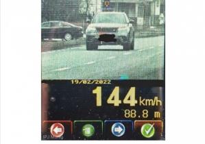 Şofer lăsat fără permis după ce a condus cu 144 km/h prin localitate. Ce amendă a primit