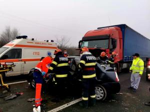 Două persoane, rănite într-un accident rutier pe Autostrada A1. O victimă, încarcerată (GALERIE FOTO)