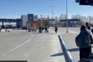 Peste 50.000 de ucraineni şi-au părăsit ţara în ultimele 48 de ore