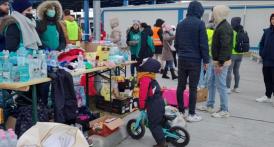 Solidaritatea nu are vârstă! Un copil este alături de părinții voluntari în Vama Isaccea 