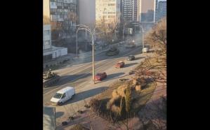 Un lung convoi de vehicule militare ruse avansează către Kiev, venind din sud. Oficial ucrainean \