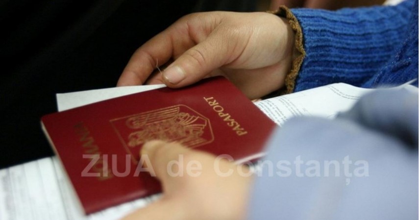 Persoană care își schimbă pașaportul  sursa foto: ZIUA de Constanța