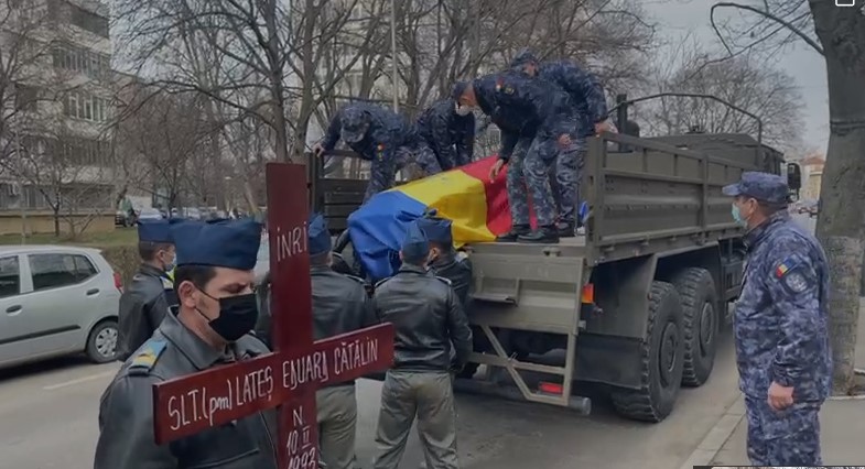 Sicriul militarului Cătălin Lateș, acoperit cu drapelul României