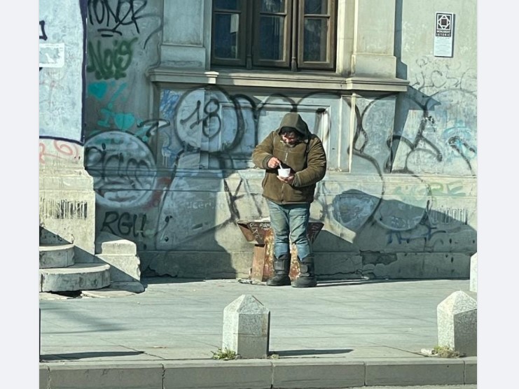 Bărbatul fără adăpost din centrul capitalei Foto Facebook/ Pavel Bartoș