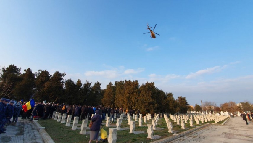 Flori din elicopter în Cimitirul Eroilor 