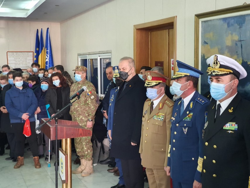 Ministrul Apărării Vasile Dîncu participă la funeralii. 