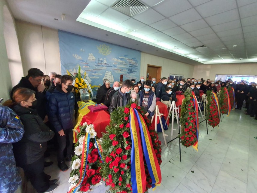 Președintele României și ministrul Apărării au depus câte o coronaă de flori. 