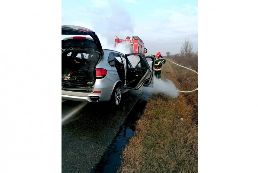 Un autoturism a fost cuprins de flăcări pe Autostrada a 1 București-Pitești. Foto: ISU Giurgiu