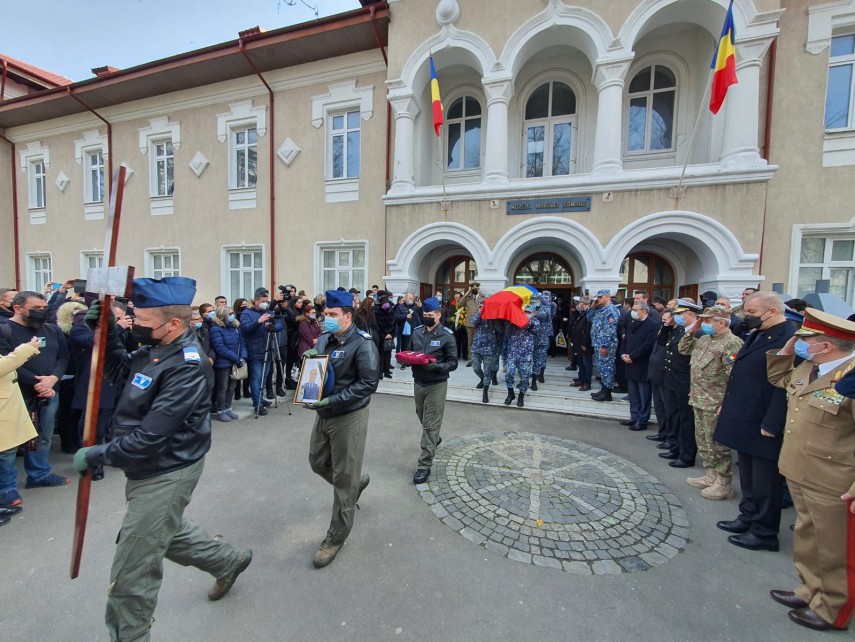 Sicriele cu trupurile militarilor sunt scoase din Muzeul Marinei Române