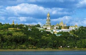 Un stareţ ucrainean, hotărât să renunţe la veşmintele preoţeşti şi să pună mâna pe armă. \