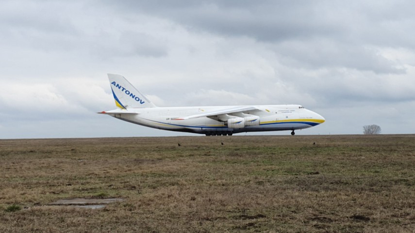 Avionul Antonov care, în timpul festivităților militare de la baza Mihail Kogălniceanu, a adus tehnica militară din Franța, foto: ZIUA de Constanța