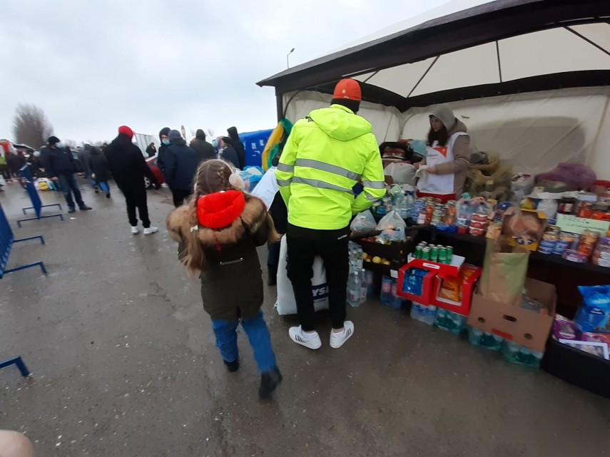 Refugiați din Ucraina sosiți cu bacul în Vama Isaccea.