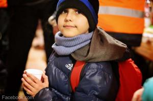 Un copil ucrainean de 11 ani a reuşit să ajungă singur în Slovacia, cu o sacoşă, paşaportul şi un număr de telefon scris pe mână (VIDEO)