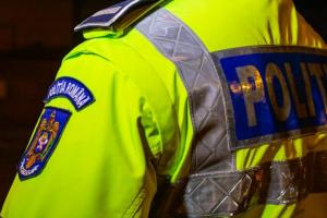 Persoană prinsă în flagrant în timp ce dădea mită, după denunțul unui polițist. Câți bani îi oferea agentului  