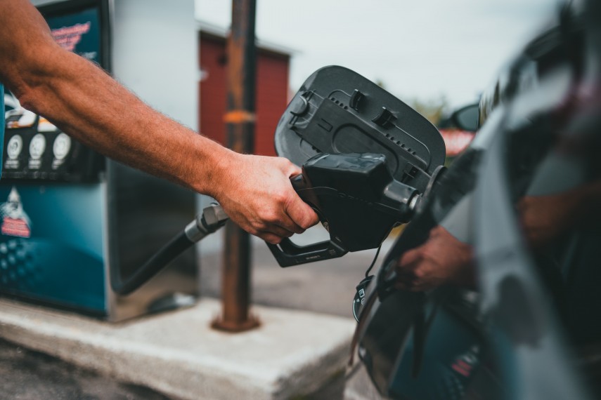 Prețul carburanților a depășit 8 lei, foto: unsplash/  Erik Mclean