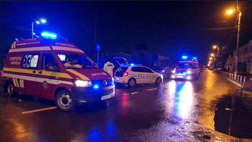 Ambulanța și SMURD intervin la un accident rutier.