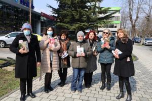 Fotoreportaj Biblioteca Județeană Constanța, gest inedit de 8 martie. Doamnele și domnișoarele care au trecut astăzi prin zonă au primit o carte în loc de floare 