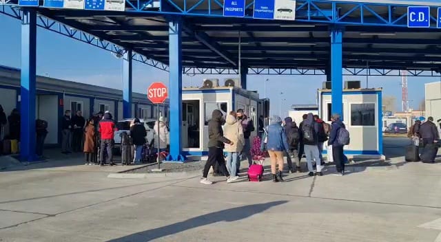 Refugiați din Ucraina sosiți în Vama Isaccea. Sursa foto: ZIUA de Constanța