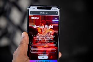 Utilizatorii aplicaţiei Tinder vor putea să consulte cazierul judiciar al posibililor parteneri. \