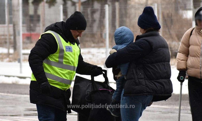 Polițiștii de frontieră îi ajută pe cetățenii ucraineni care trec granița. Sursa foto: Poliția de Frontieră