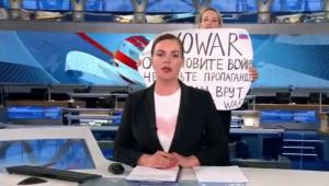 Franța „Potecţie consulară\'\' pentru jurnalista rusă care a protestat împotriva războiului din Ucraina, în timpul unui buletin de știri (VIDEO)