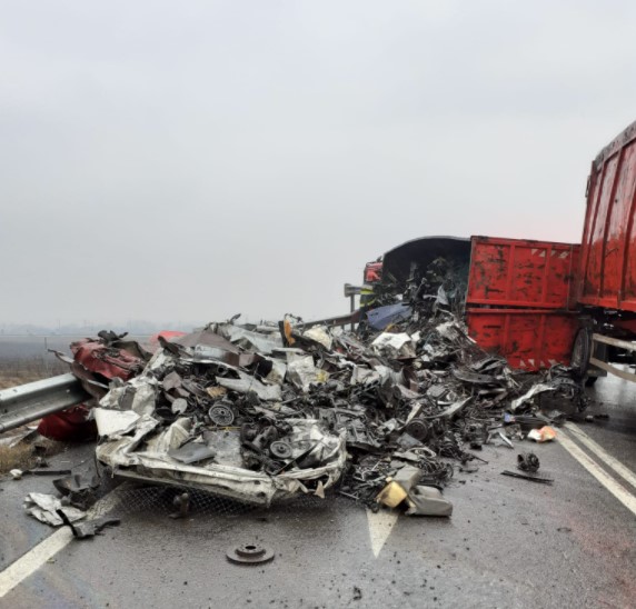 Autotrenul răsturnat transporta deșeuri feroase. Foto: ISU Cluj