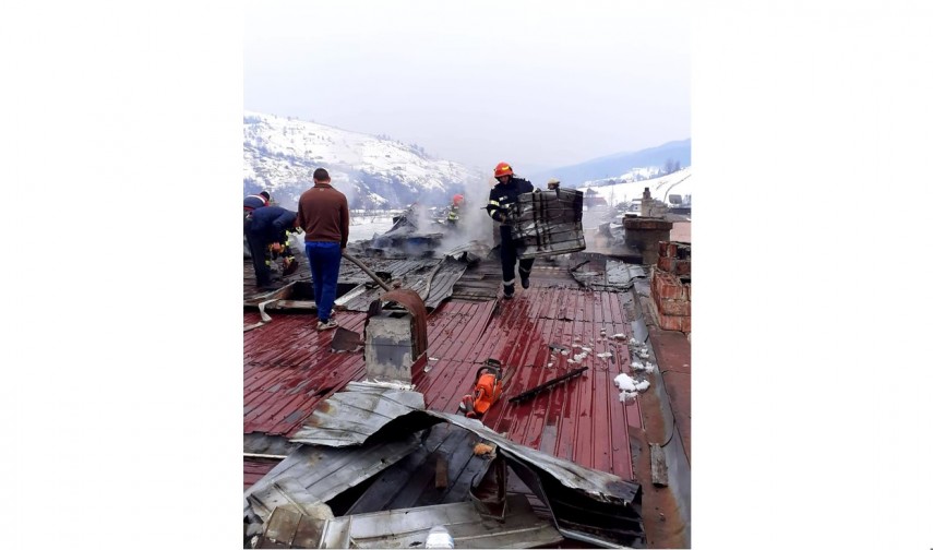 Incendiu la un bloc de locuințe din județul Suceava. Sursa foto: ISU Suceava