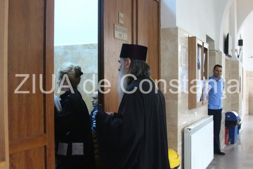 ÎPS Teodosie, intrând în sala de judecată, la Judecătoria Constanța. Foto din Arhiva ZIUA de Constanța