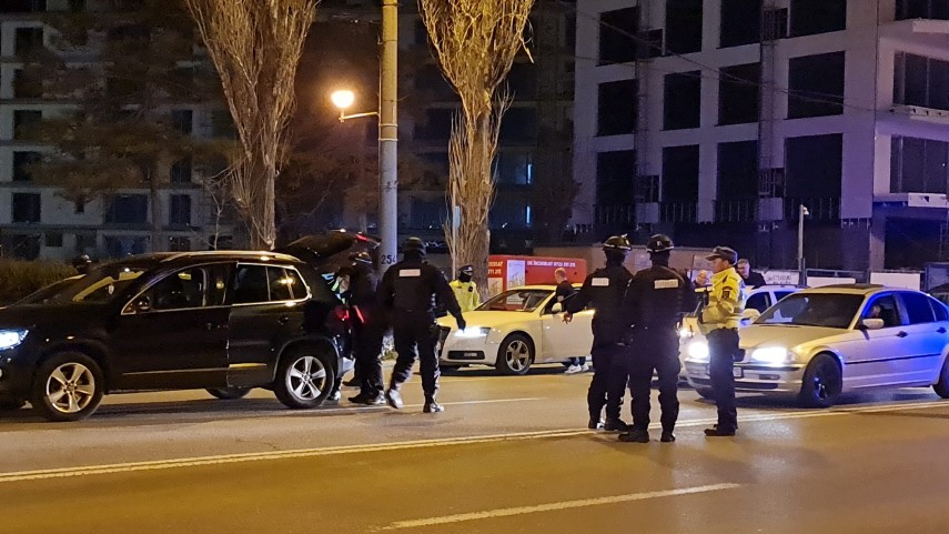 Forțele de ordine opresc autoturismele pentru verificări, în Mamaia, în seara sustragerii armei.