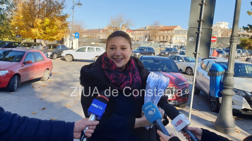 Diana Șoșoacă, în fața Palatului de Justiție din Constanța. Foto din Arhiva ZIUA de Constanța