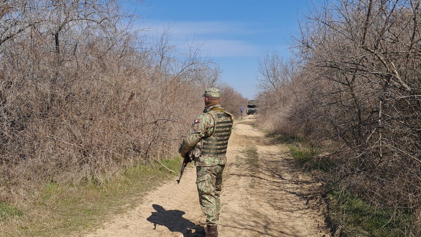 Militari cercetând zona din apropierea canalului.