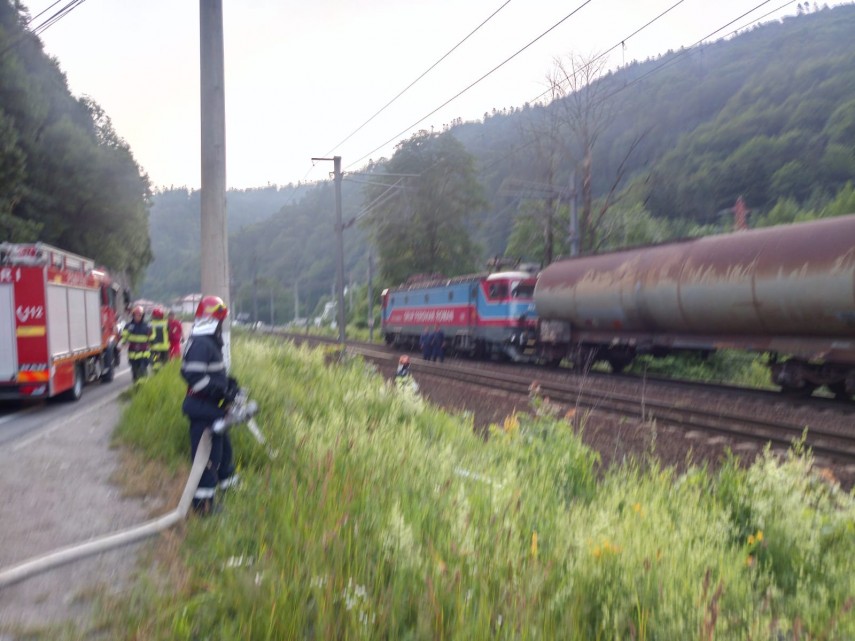 Incendiu în apropierea unei garnituri de tren încărcată cu benzină. Foto cu rol ilustrativ: ISU Prahova