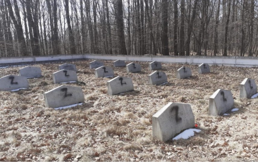 Pietrele funerare de la mormintele soldaţilor sovietici din cimitirul comunei Moţca Foto telem.ro