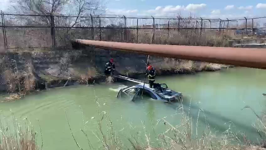 Autoturism căzut în canal la Năvodari. Foto: ZIUA de Constanța