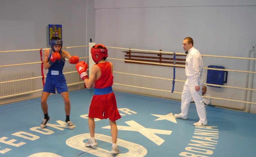 Meci de box, la nivel juvenil, într-o gală găzduită de sala de la Complexul Sportiv „Tomis“ din Constanța. 