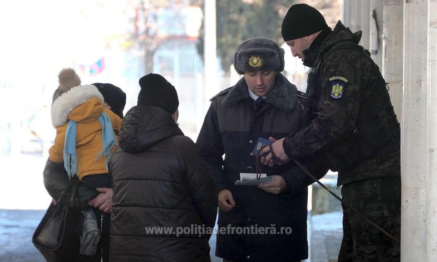 Polițist de frontieră oferind indicații refugiaților din Ucraina. Foto: Poliția de Frontieră