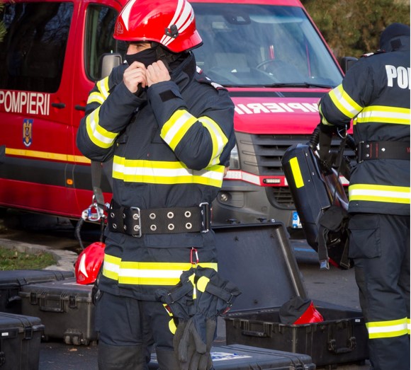 Pompierii intervin la incendiu. foto cu rol ilustrativ: Facebook/IGSU