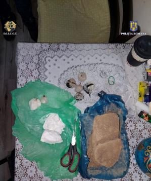 DIICOT Percheziții în București. Trafic de droguri de mare risc, respectiv heroină și cocaină (GALERIE FOTO)