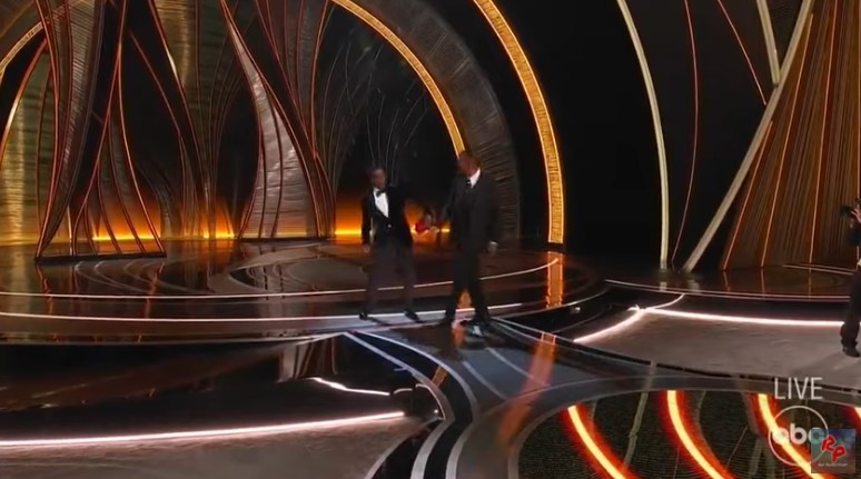 Chris Rock pălmuit pe scena Oscar de actorul Will Smith. foto: Captură Youtube  Raf Productions