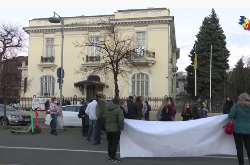 Persoane adunate în semn de solidaritate în fața Ambasadei Ucrainei din Bucureşti, in februarie Foto captură video Youtube