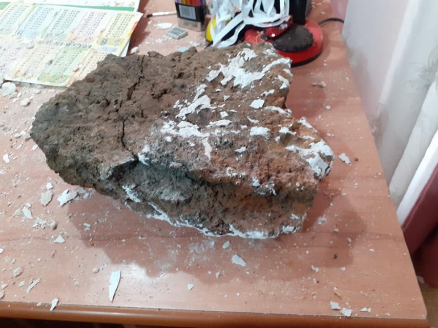 Rocă de mari dimensiuni căzută pe o casă. Foto: facebook/ISU Hunedoara
