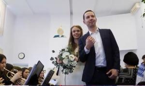 Doi tineri refugiaţi din Ucraina s-au căsătorit în România (VIDEO)